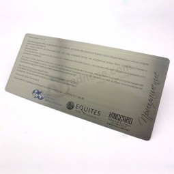 Sur des cartes de visite en métal de taille plus grande