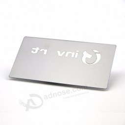 Fábrica de corte de acero inoxidable de metal lanzando tarjetas en blanco