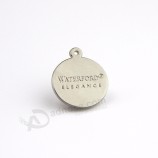 Joyas de metal con eslabones etiqueta con logo grabado