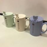 Tazza di caffè con acqua e paglia di grano biodegradabile con un cucchiaio