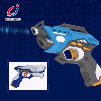 Venta al por mayor alibaba sonido eléctrico niños disparos juegos láser infrarrojo juguete pistola