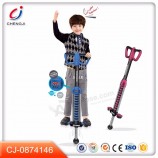 Niños saltando inteligente contando pogo stick niños con música