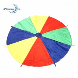 Plastic speelgoed regenboog parachute met handgrepen