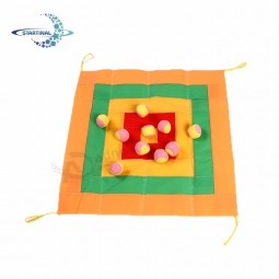 метание квадрата ткани детскими развивающими игрушками