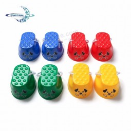 Cachorro de plástico para niños con balancines para saltar