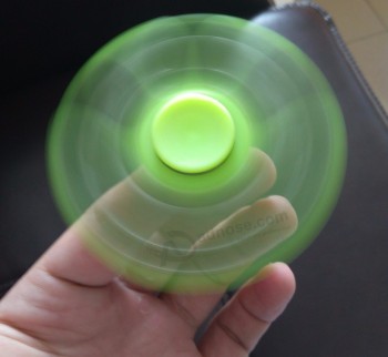 塑料三指尖陀螺仪玩具为孩子们与啤酒