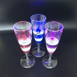 파티 호의 주도 컵 액체 활성화 빛을 컵