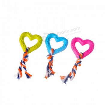 Los juguetes personalizados para entrenar perros tpr aman la forma con una cuerda de algodón