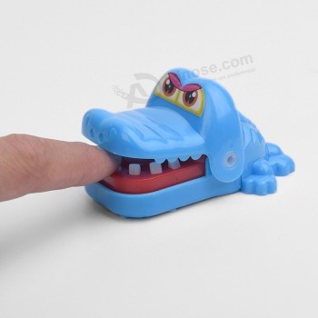 Venda quente 6x8x4cm azul verde e amarelo plástico morder as mãos brinquedo de crocodilo