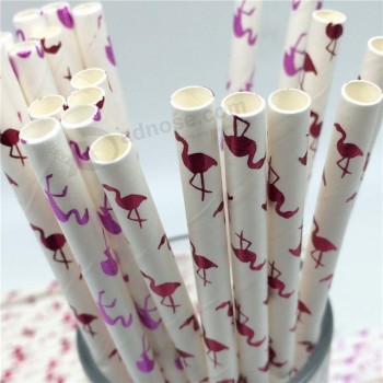 Filme embrulhado palhas de papel bebendo bambu