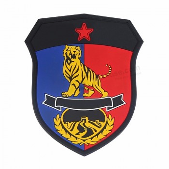 Logo del marchio bagliore nel badge in silicone con gancetto in gomma cat