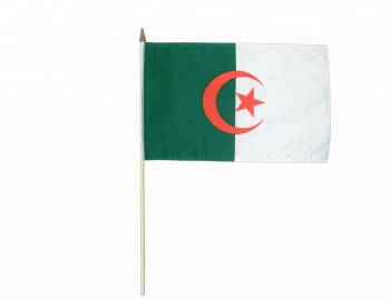 Fördernde kundenspezifische Algerien-Algerierhand, die Flaggenstaatsangehörigen wellenartig bewegt