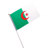 Usine en gros petite main agitant le drapeau pour l'Algérie