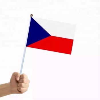 Fã torcendo bandeira nacional checa de país nacional de poliéster