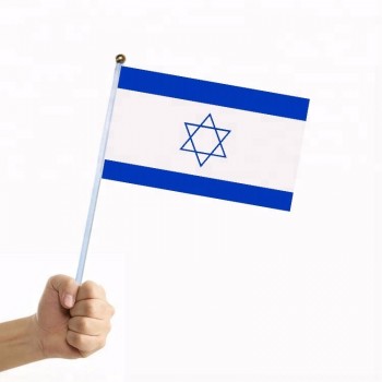 El tamaño personalizado del Día nacional sostenía la bandera de Israel con un palo