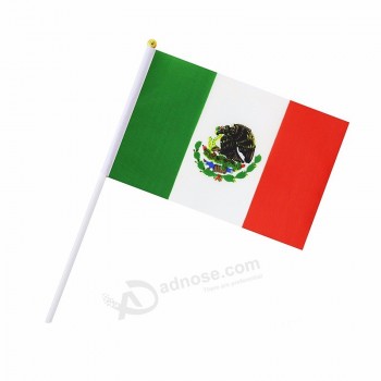 Mexikanisches Land des nationalen Fans, das Handflaggen rüttelt