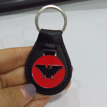 Kundenspezifischer Schlüsselanhänger aus Leder mit Metallabzeichen