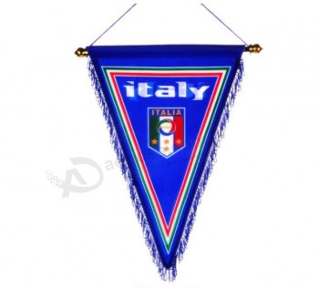 サッカーのペナントの三角形の装飾的な垂れ幕と旗の小さなサッカーのペナント