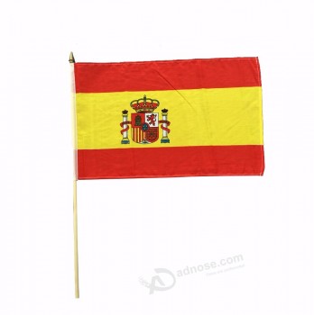 異なるサイズのスペインの手を振る旗