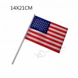 2019 nueva pequeña bandera nacional estadounidense 21 * 14 cm # 8 poliéster bandera de EE. UU. Banderas ondeando a mano con astas de plástico 10 unids / paquete
