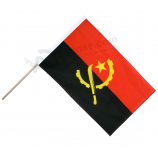 tifoso piccola fabbrica di bandiera del paese mano angola