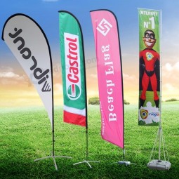 Gartendekorationen zeigen Federformstrandflaggen an