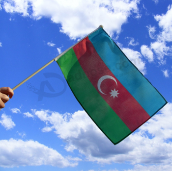 torcendo dia nacional mão agitando bandeiras do azerbaijão