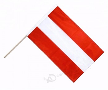 tifosi di calcio che incoraggiano le mini bandiere di paesi tenute in mano austriache