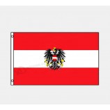 Österreich-Flagge mit der österreichischen Adlerfahne Innen im Freien