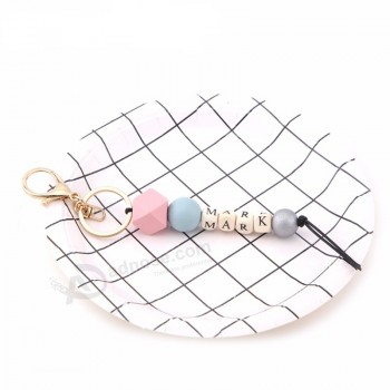 Sanshoor Frauen Brief Worte Schlüsselbund Set mit schwarzen Seil Kette geometrische runde Form Alphabet Perlen als Weihnachtsgeschenk 1St