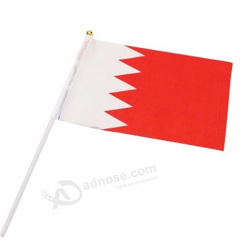 Fan che incoraggia la bandiera sventolante della mano del bahrain del piccolo paese nazionale del poliestere