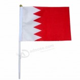 Fan, der Mini-Bahrain-Handstaatsflaggen wellenartig bewegt