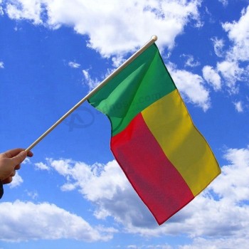 Вентилятор аплодисменты национальная страна Бенин рука машет флагом