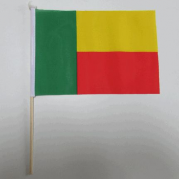 jubelnde kleine Benin-Handlandflaggefabrik