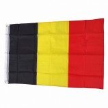 на открытом воздухе висят двойные национальные флаги бельгии