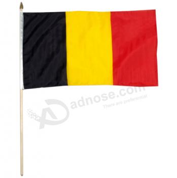 小型国家比利时手持挥舞旗帜