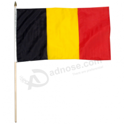 kleines Land Belgien Hand wehende Flagge