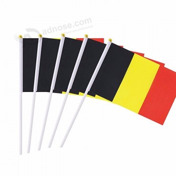 Fan, der Mini-Belgien-Handstaatsflaggen wellenartig bewegt