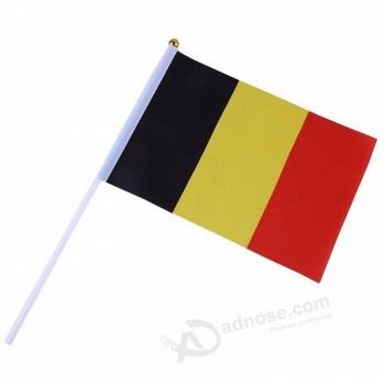 Fan que anima la bandera ondeando a mano del país nacional de Bélgica