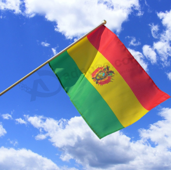 ファンが手を振っているミニボリビアの国旗を開催