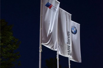bandiere lucide illuminano BMW con alta qualità