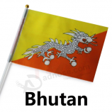 mão de impressão personalizada acenando a bandeira do Butão com vara