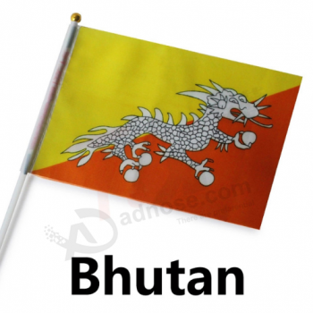 Gewohnheitsdruckhand, die Bhutan-Flagge mit Stock wellenartig bewegt
