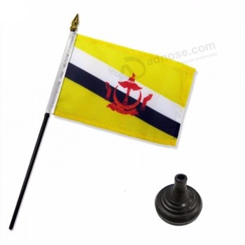 Прямые продажи небольшой брунейский настольный флаг с черным пластиковым шестом и подставкой