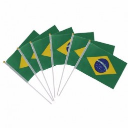 förderung beliebte weltmeisterschaft brasilien hand wehende flagge