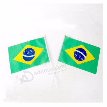 дешевые на заказ небольшой размер бразилия ручные развевающиеся флаги