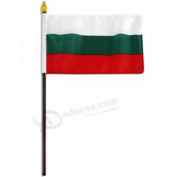 Bandeiras da Bulgária com vara de mão para fãs de futebol torcendo