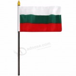 bandiere della Bulgaria con il bastone per incoraggiare gli appassionati di calcio