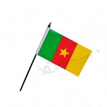 bandiera del Camerun della mano del paese verde giallo rosso su ordinazione all'ingrosso del paese di alto livello su ordinazione