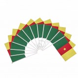 Hochwertige Fußballfane, die Mini-Kamerun-Landesflagge zujubeln